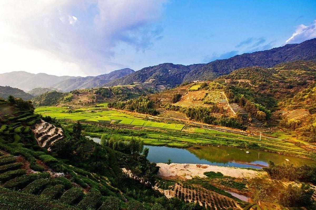 Una vista de un valle con un río y montañas.