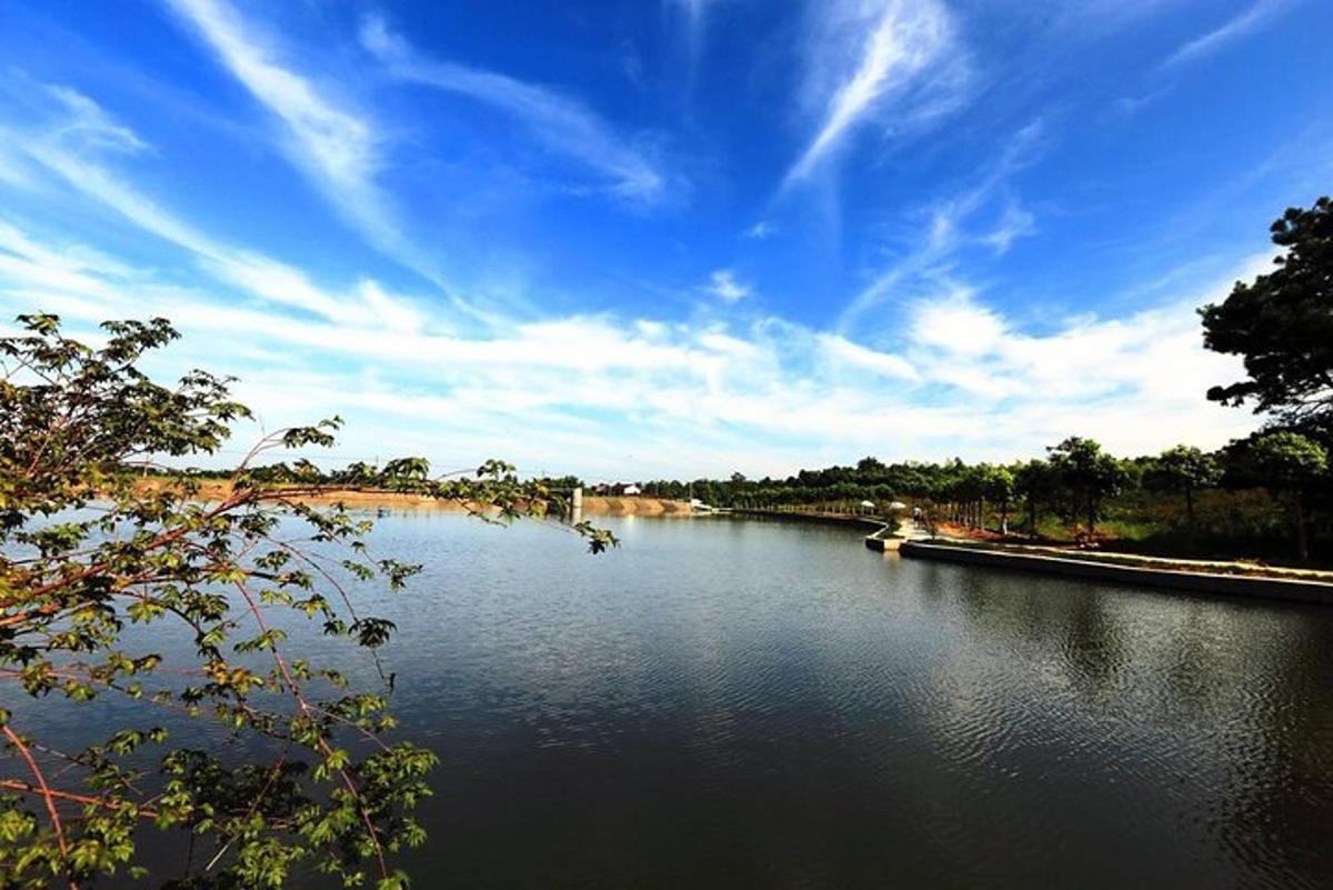 Una vista de un río bajo un cielo nublado