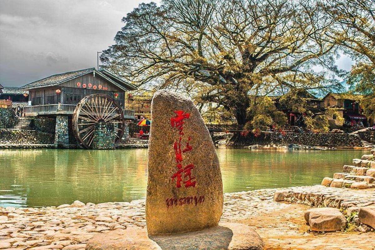 una estatua de piedra frente a un cuerpo de agua