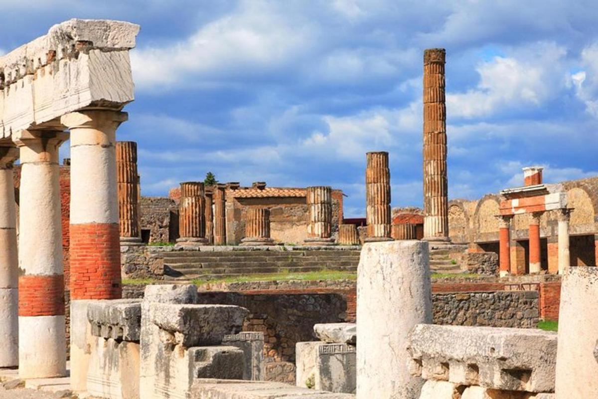una vista de las ruinas de la antigua ciudad