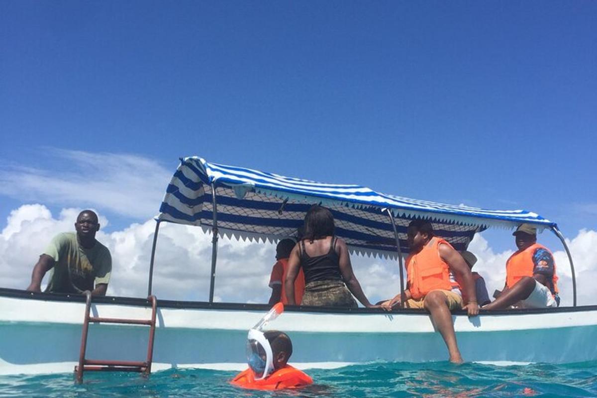 een groep mensen die op een boot in het water zitten