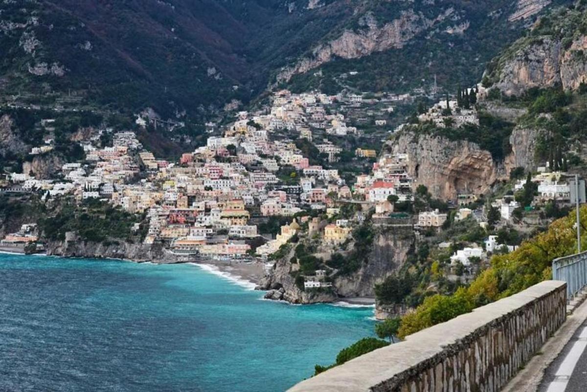 Una vista de un pueblo en la ladera de una montaña