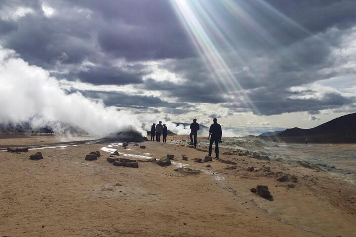 eine Gruppe von Menschen steht an einem Strand