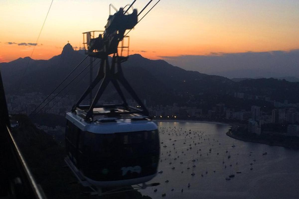 una góndola volando sobre un río al atardecer