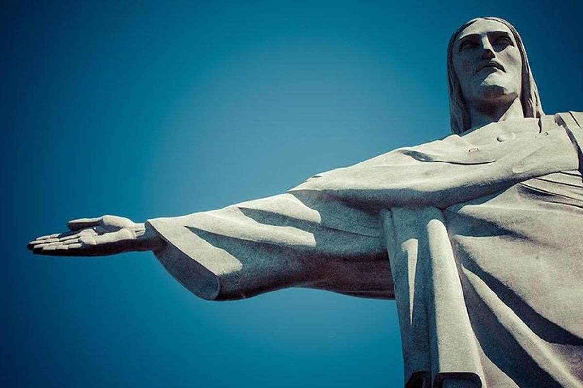 Socha Krista Spasitele proti modré obloze