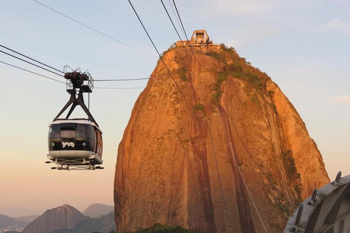un teleférico volando sobre una gran roca