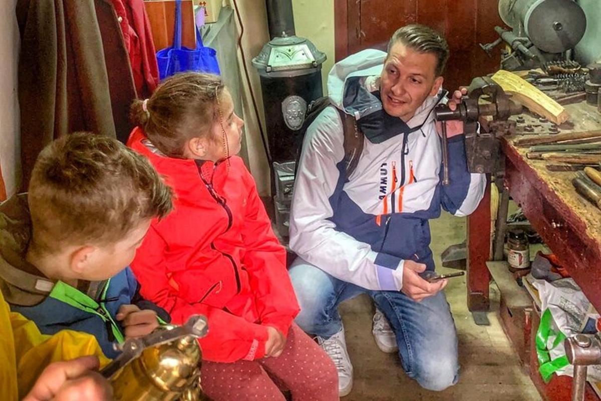 muž a dvě děti sedí v pokoji