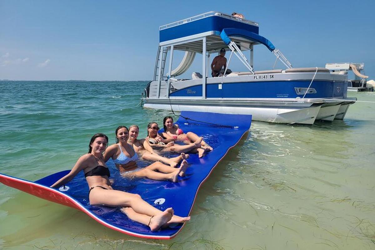 un grup de femei stă pe o placă de paddle surf pe o barcă