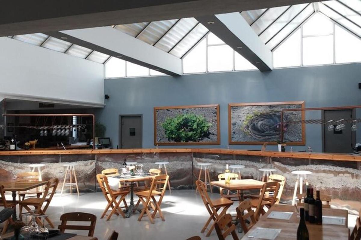 restaurace se stoly a židlemi v místnosti