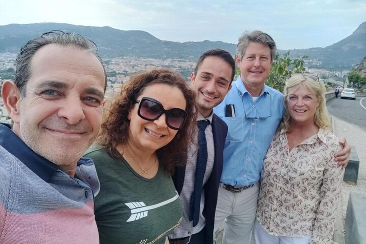 skupina lidí pózujících pro fotografii