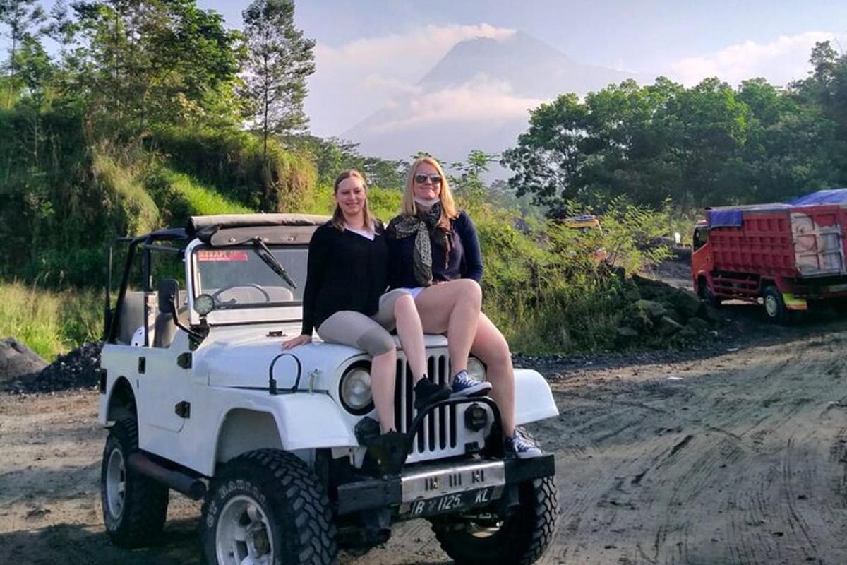 hai người phụ nữ ngồi ở phía trước xe jeep