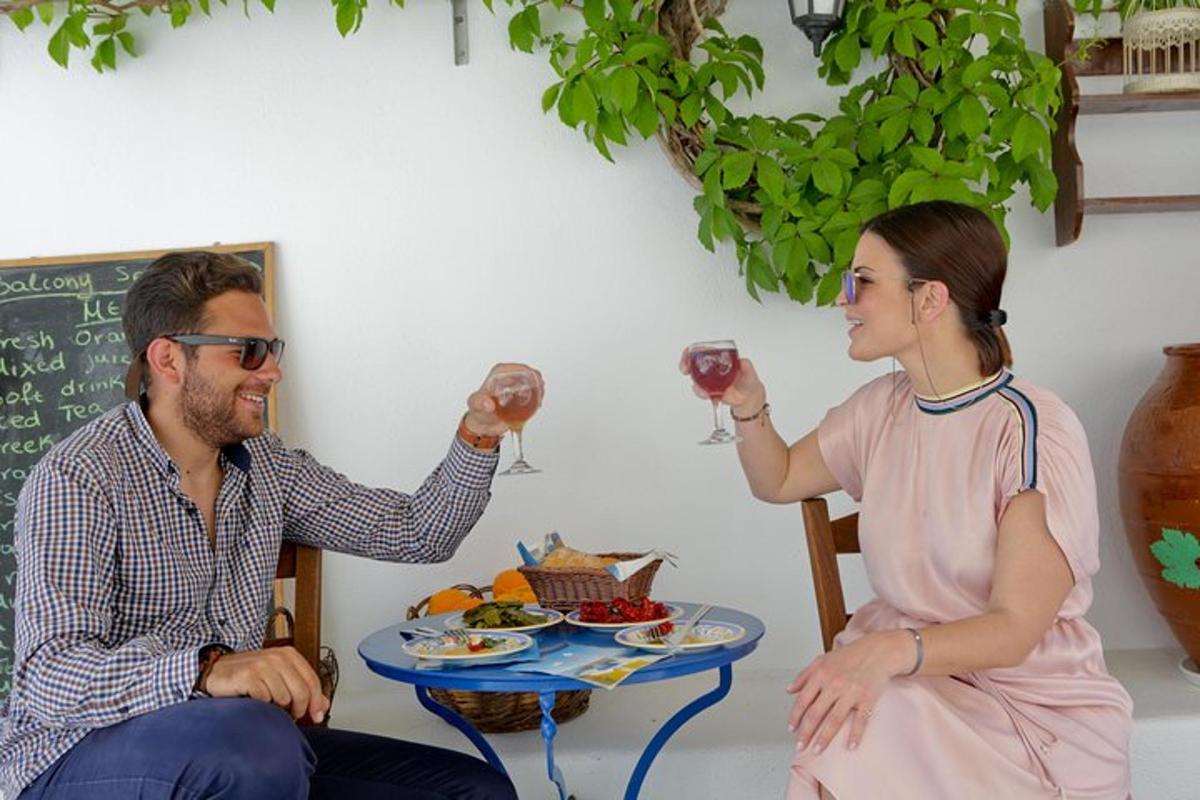 một người đàn ông và một người phụ nữ đang cầm ly rượu