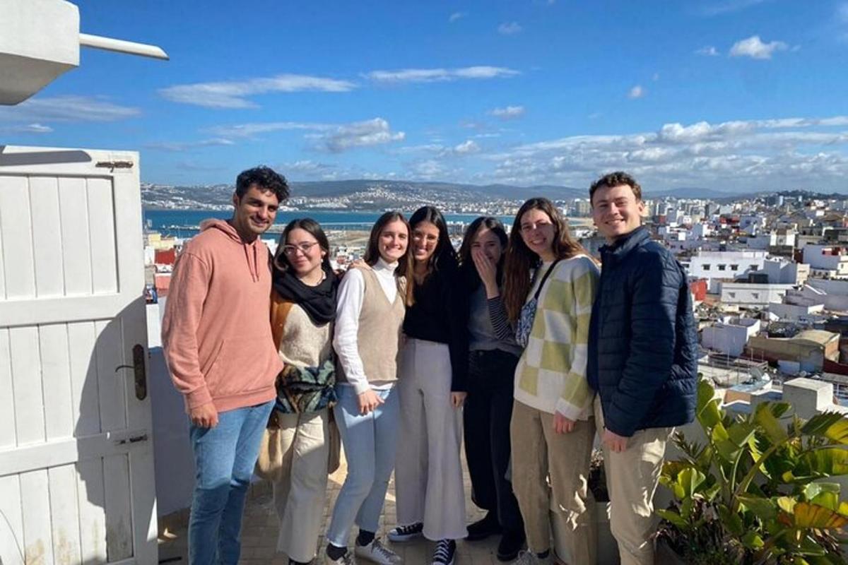 μια ομάδα ανθρώπων που ποζάρουν για μια φωτογραφία σε μια στέγη