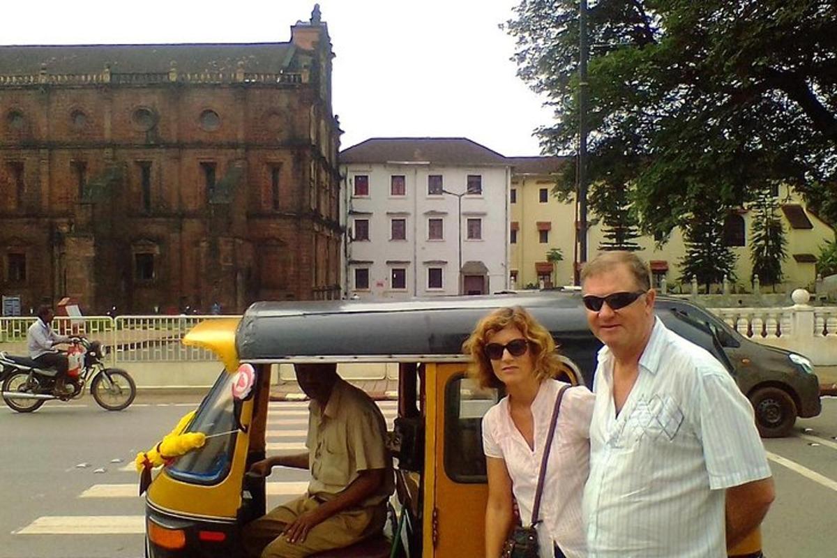 ein Mann und eine Frau stehen neben einem Taxi