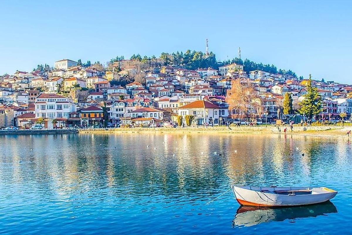 un vaixell a l'aigua davant d'una ciutat