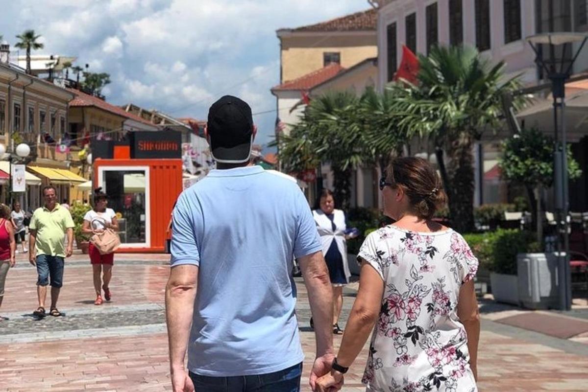 egy férfi és egy nő sétál az utcán