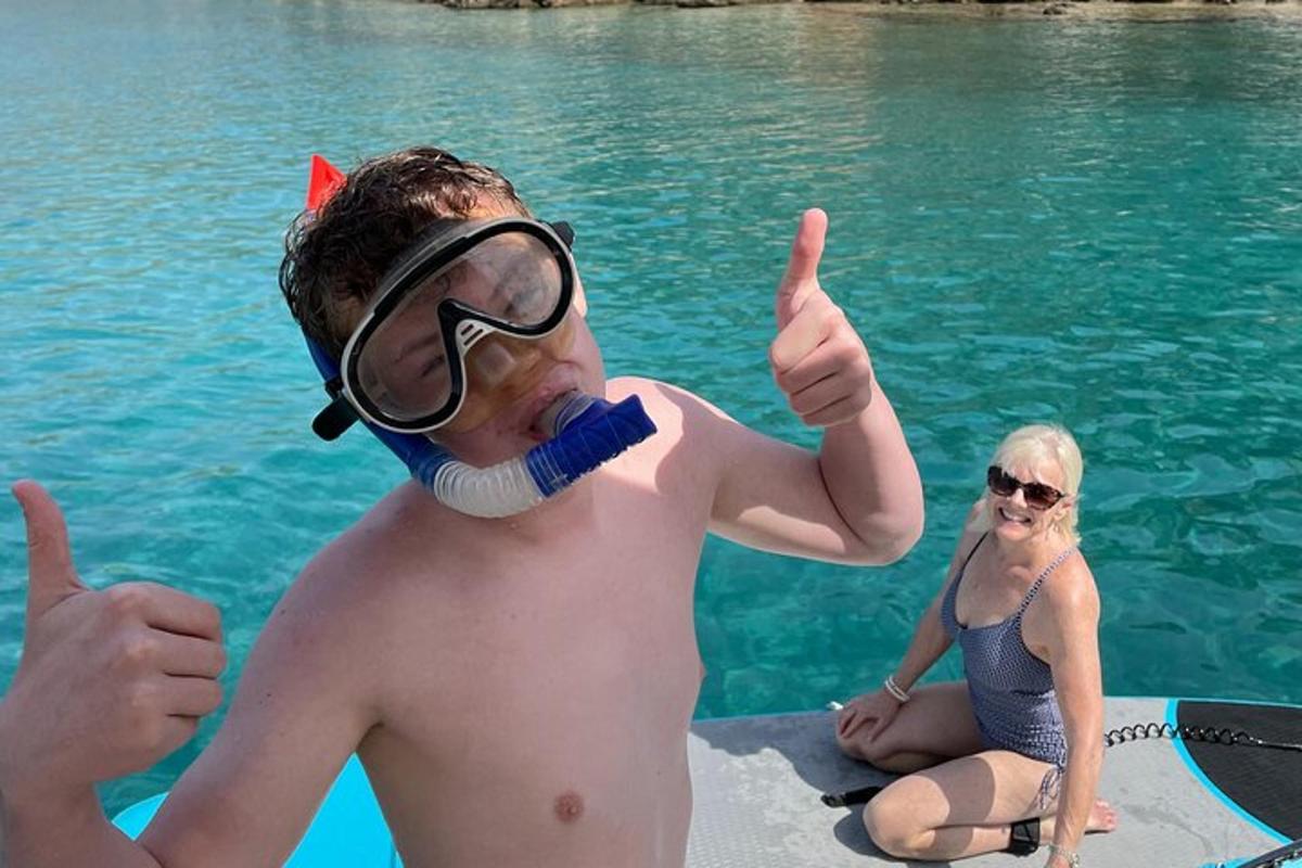 mees näitab vees oleva naise kõrval pöialt püsti