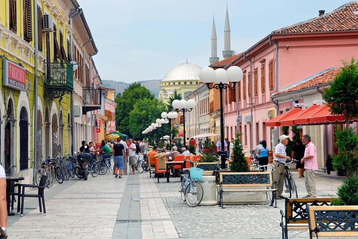 egy csoport ember sétál a város utcáján