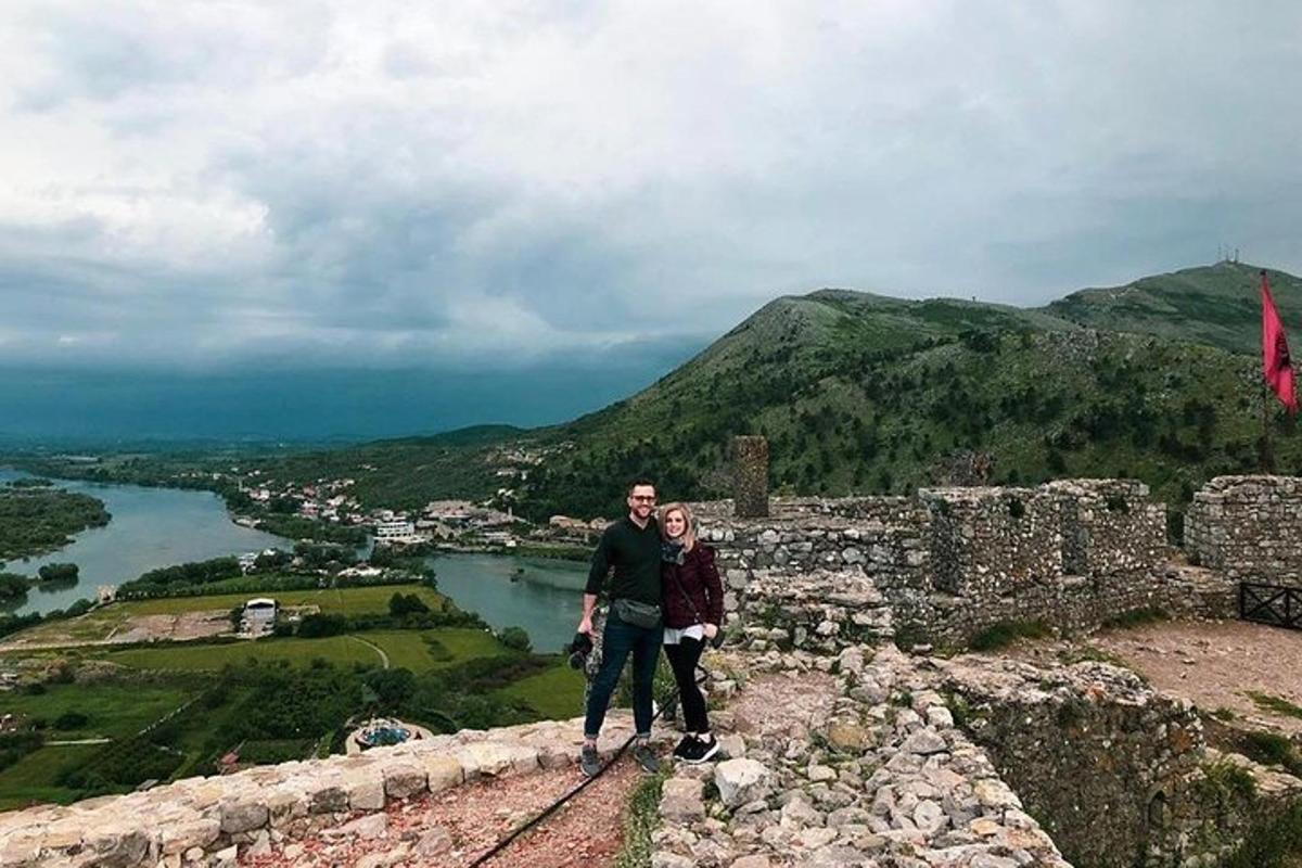 Un hombre y una mujer de pie en la cima de un castillo