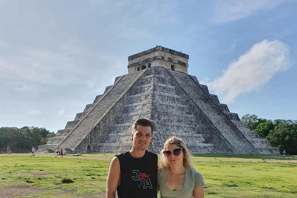 muž a žena stojící před pyramidou