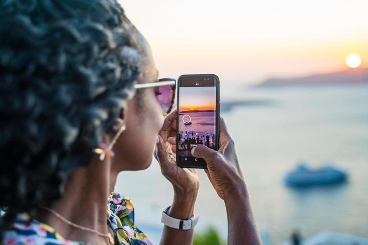 žena koja fotografira svojim mobitelom