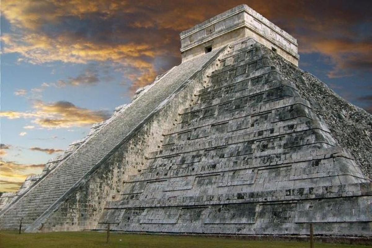 pyramida se zataženou oblohou za ní