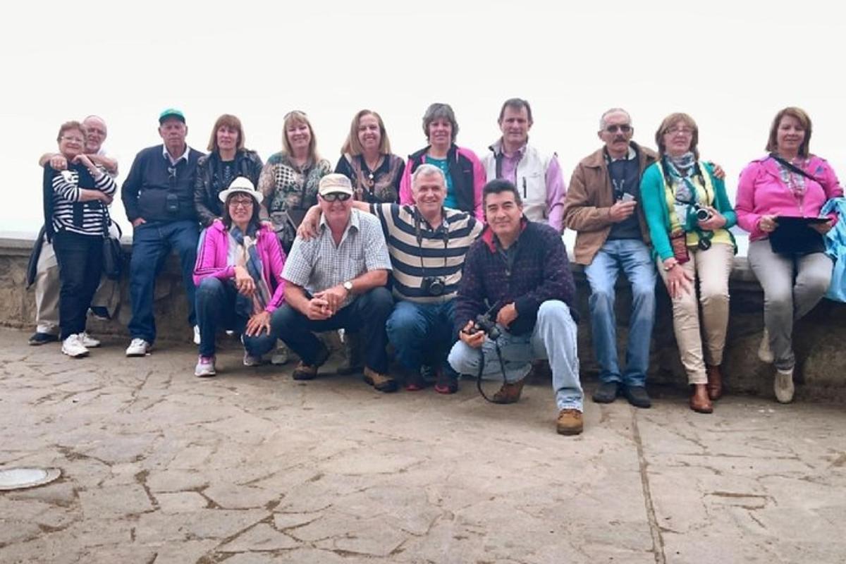 un groupe de personnes pose pour une photo