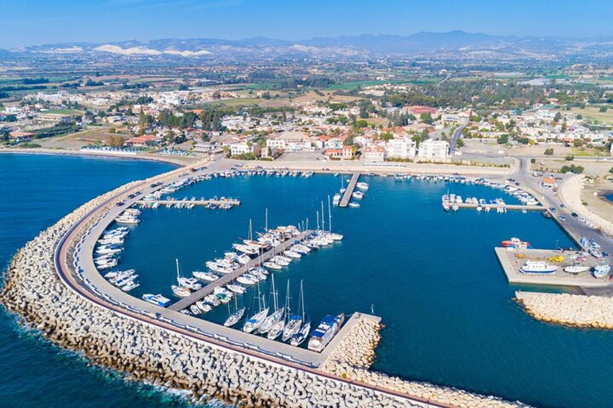 Zračni pogled na marinu s brodovima u vodi