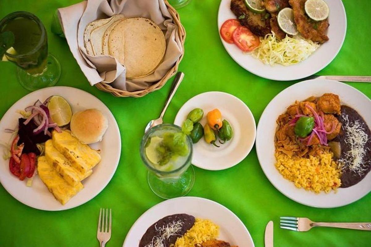 meja dengan pinggan makanan di atas meja hijau