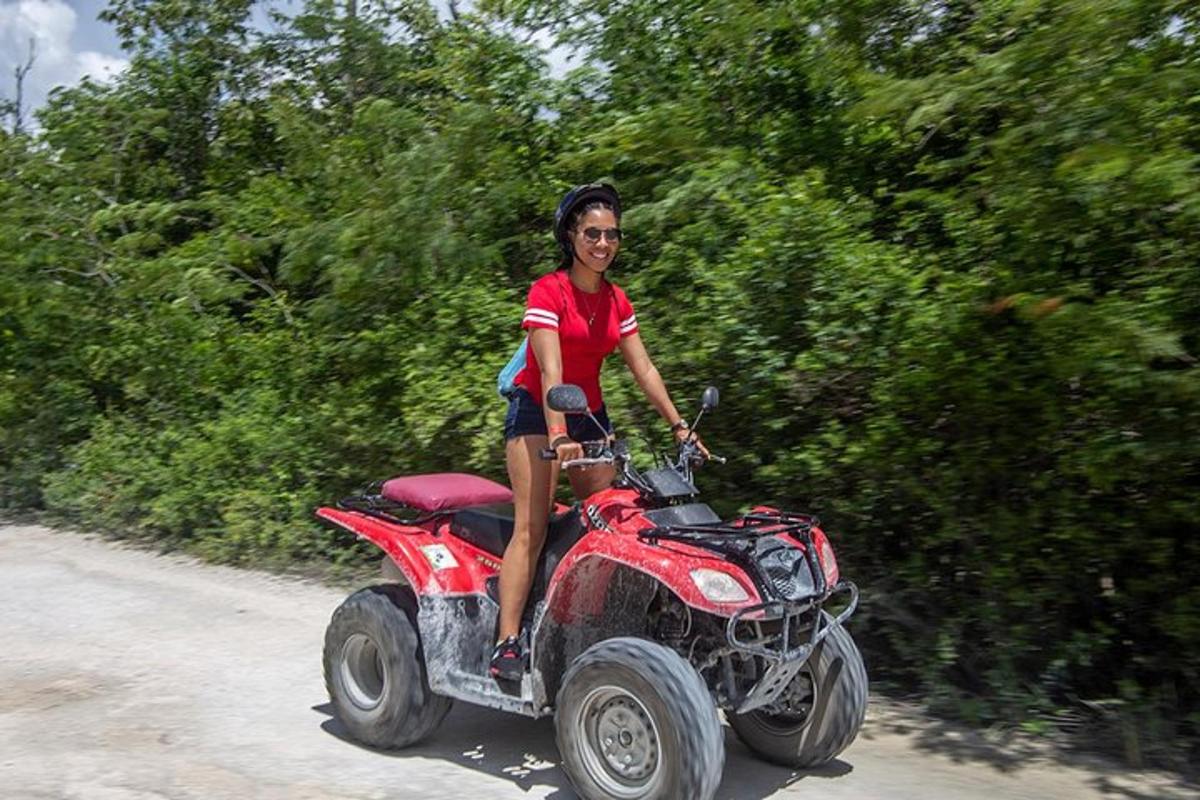 žena jedoucí na čtyřkolce po silnici