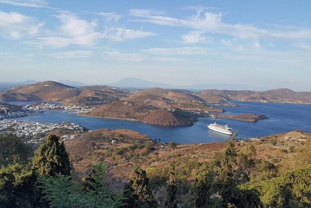 um navio de cruzeiro em um grande corpo de água