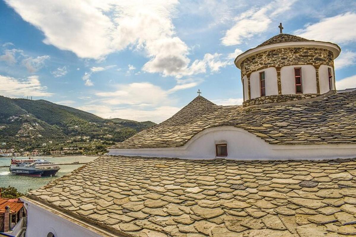 um edifício com uma torre do relógio no topo