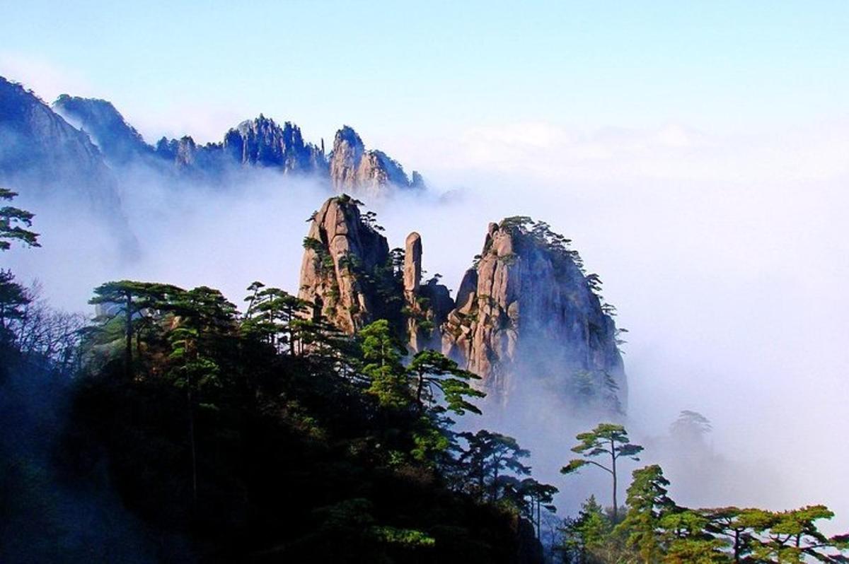 一座从山雾中升起的山