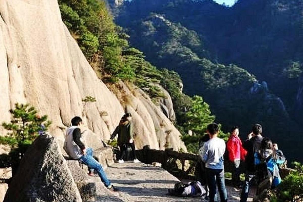 um grupo de pessoas em pé na encosta de uma montanha