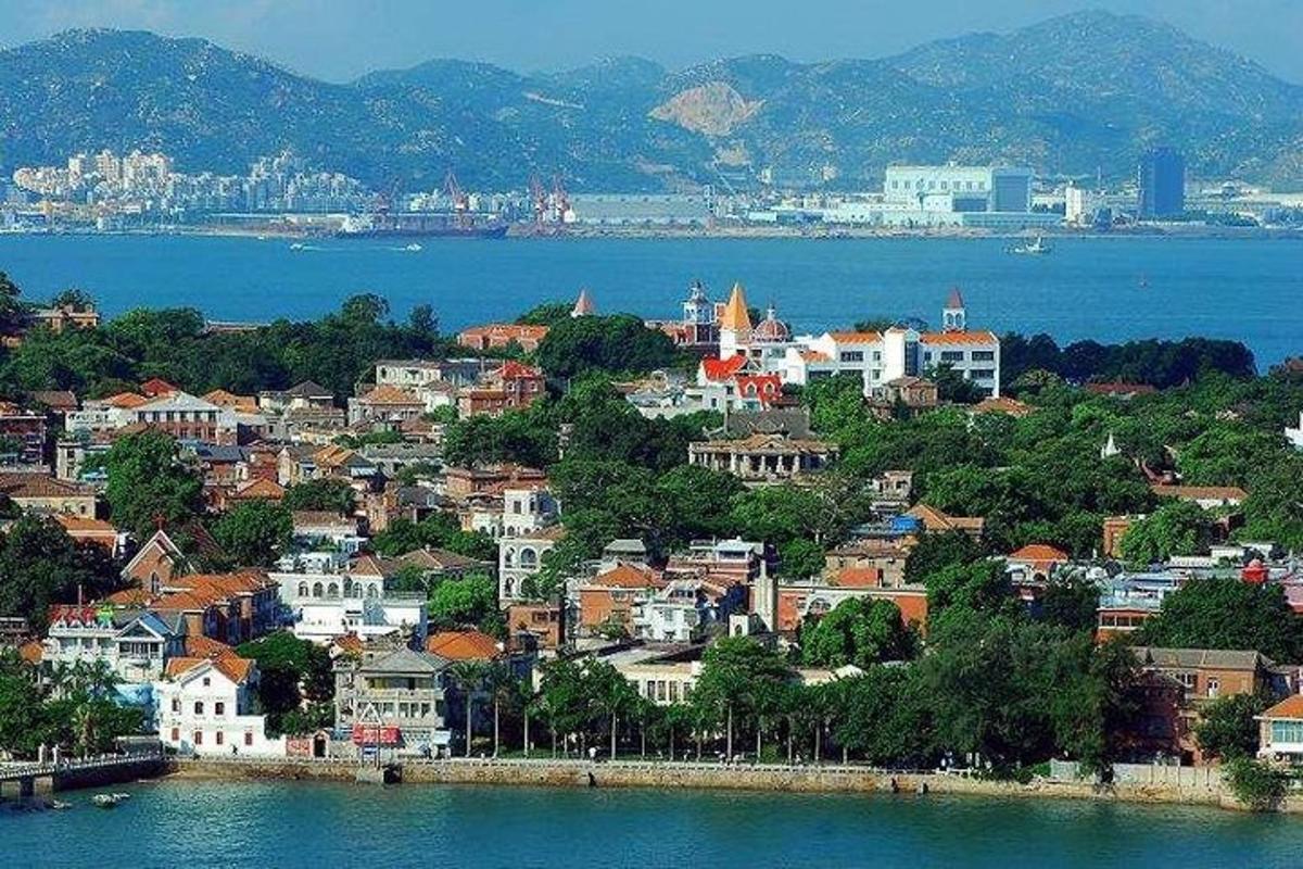 град на брду поред водене површине