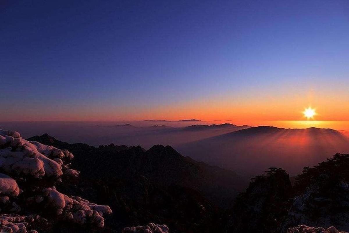um pôr do sol no topo de uma montanha