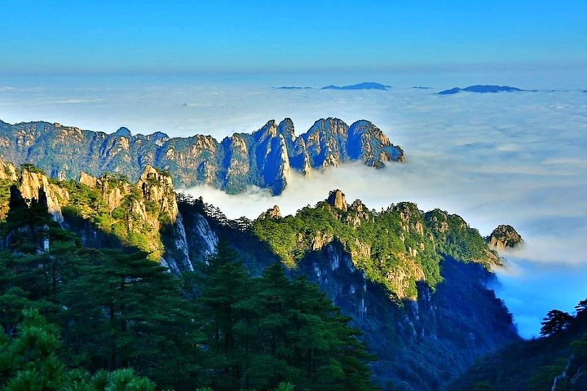 una vista di una catena montuosa tra le nuvole