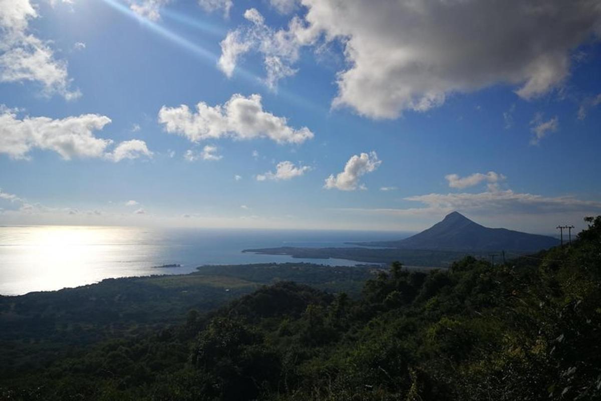 isang tanawin ng karagatan na may isang bundok sa background