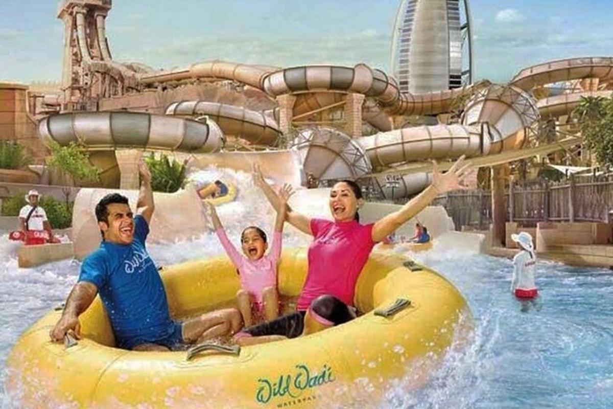 rodina jezdící na raftu v aquaparku