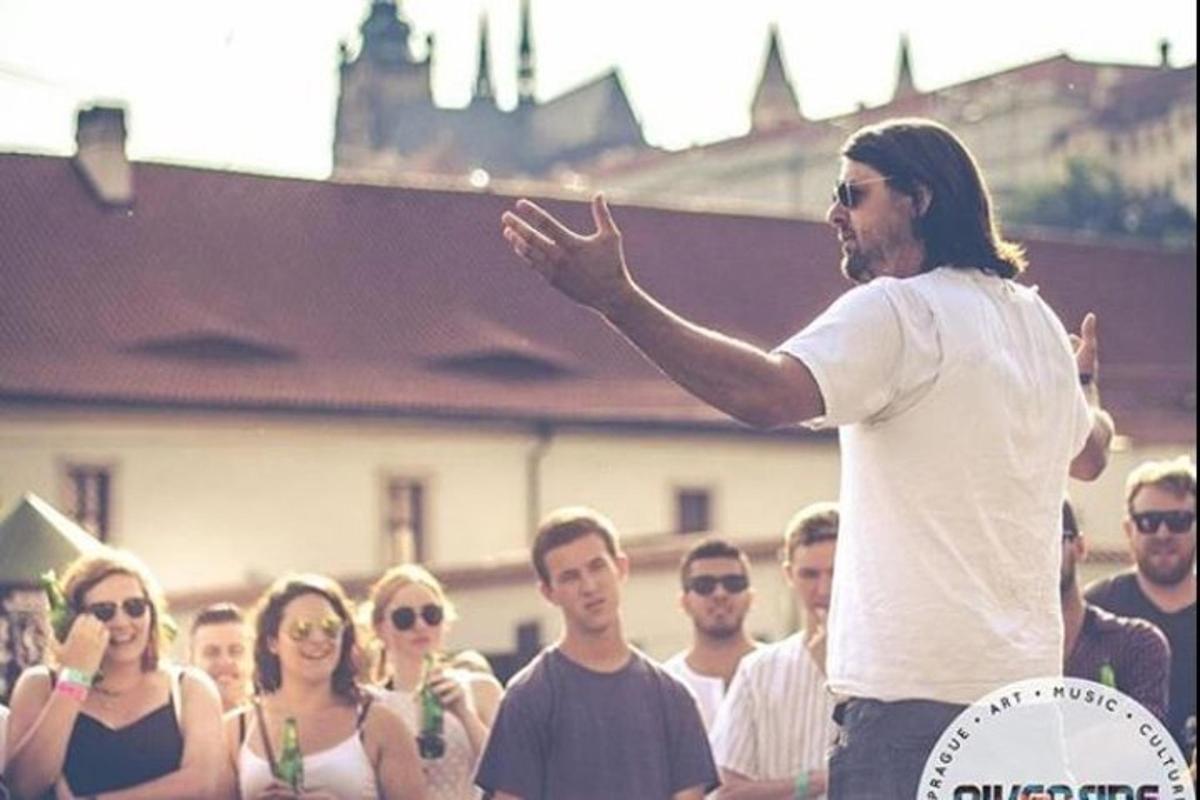 un bărbat care stă în fața unui grup de oameni