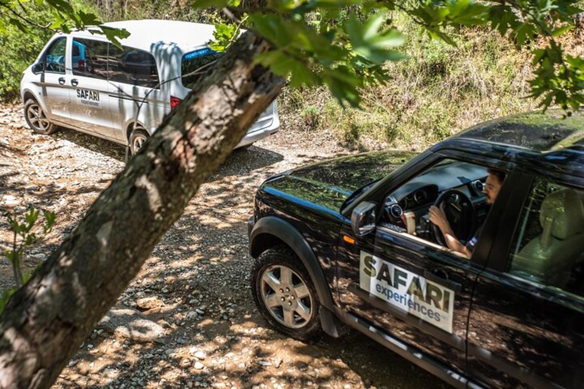 ένα μαύρο φορτηγό παρκαρισμένο δίπλα σε ένα άσπρο βαν