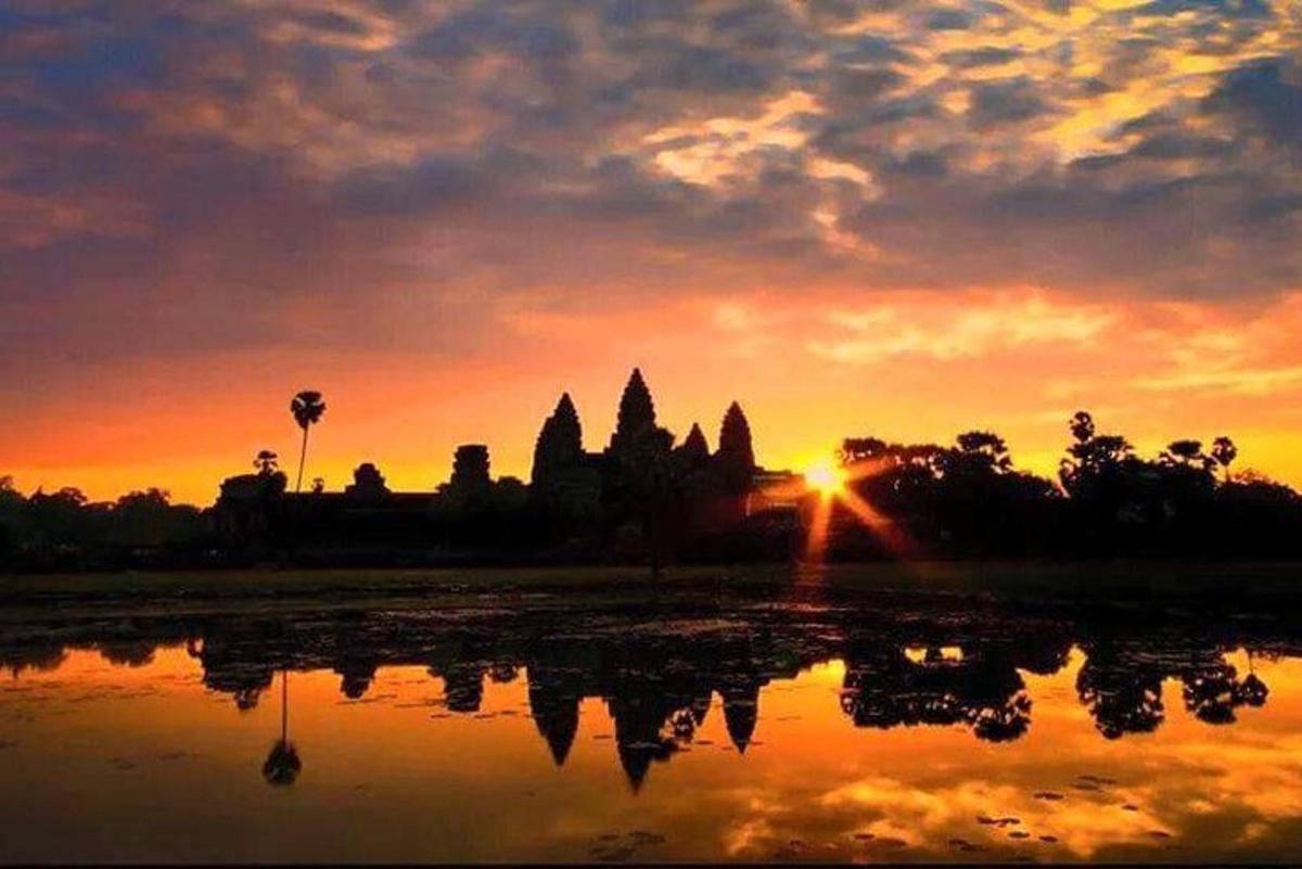 พระอาทิตย์ตกพร้อมเงาวัดสะท้อนน้ำ