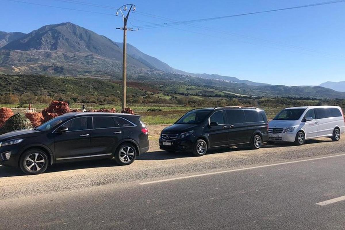 tiga buah kereta diletakkan di tepi jalan
