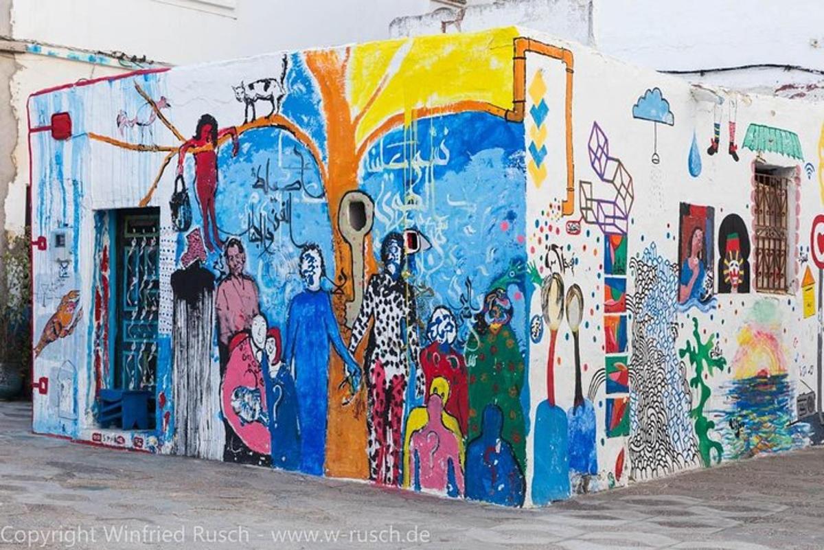 un bâtiment avec une peinture sur le côté