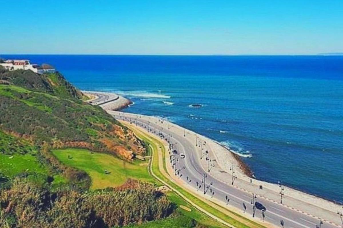 una vista aerea di una strada vicino all'oceano