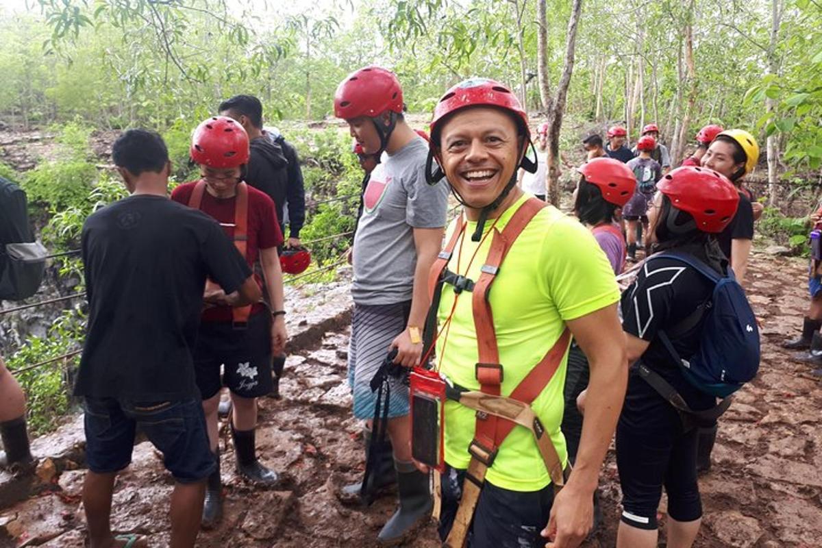 un gruppo di persone che indossano caschi su un sentiero