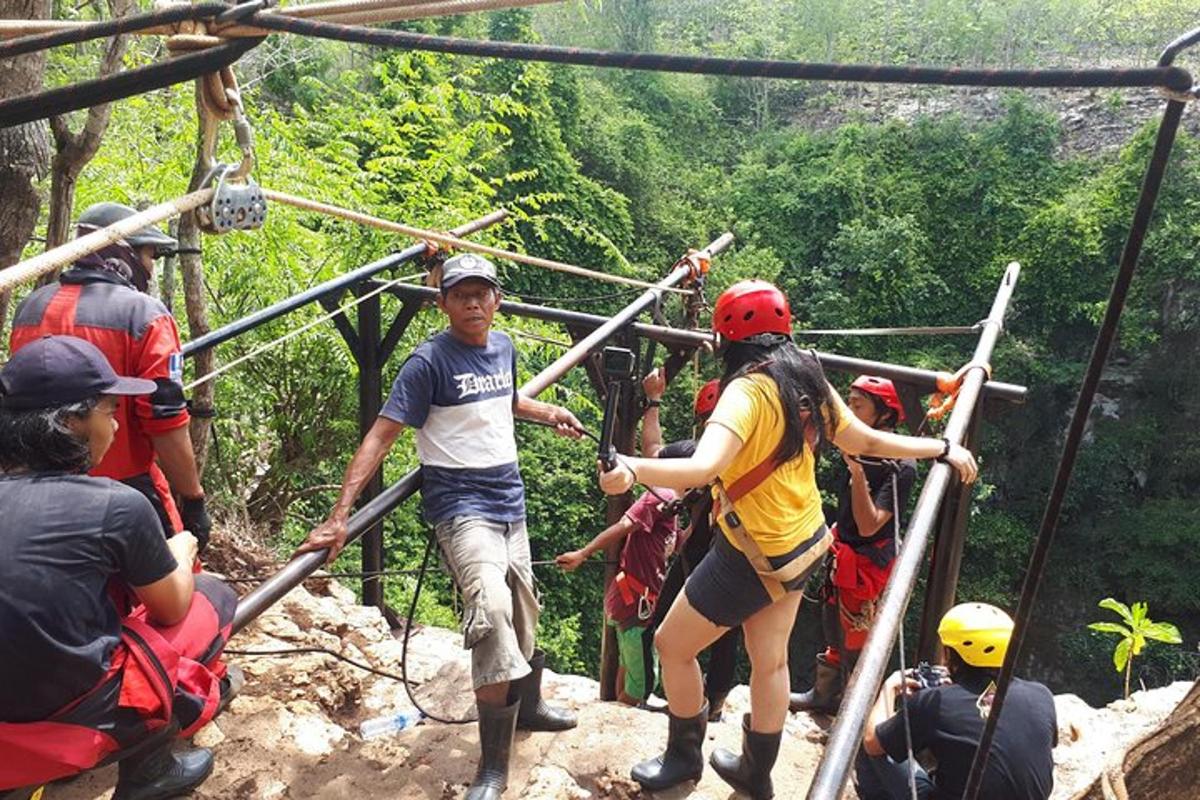 sekumpulan orang berzip di dalam hutan