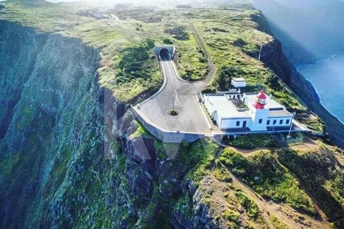 una isla con un faro en la cima