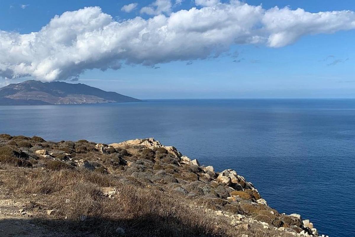 útsýni yfir hafið með fjall í bakgrunni