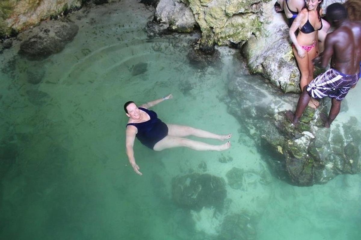 žena ležící ve vodě ve vodní ploše